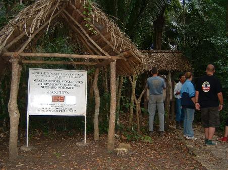 Kurz vor dem Eingang in den Wald..an Mosquitos und dergleichen hatte dummerweise keiner von uns gedacht..wie sich herausstellt ein Fehler..so verbringen wir die ganze Zeit damit, moeglichst arg in Bewegung zu bleiben, um die Viecher zu vertreiben..
was leider zur Folge hat, dass man sich nicht wirklich auf das, was man sieht und hoert -ich versteh sowieso kein Wort- einlassen kann.. sehr schade.