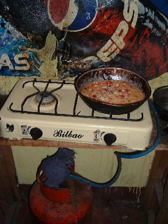 und das is die Kueche, in der wir gut und gerne kochen... jaja, ich sags ja, man gewoehnt sich wirklich an ALLES.