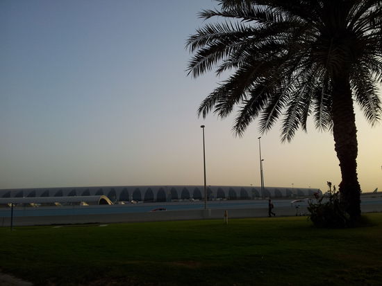 Ein Terminal des Airports im Hintergrund im Morgengrauen