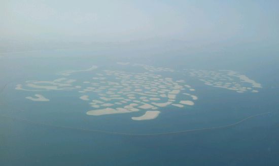 The World.
Im Hintergrund, auf dem Bild leider eher nicht zu erkennen, The Palm, siehe google earth