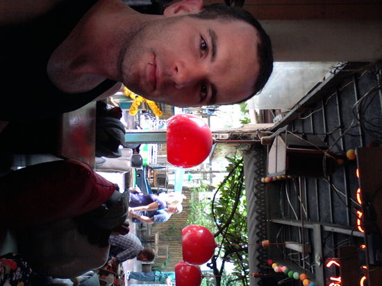 Ärmellos und in Flipflops biertrinkend...