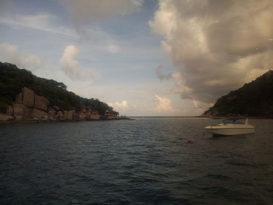 Auf dem Bild schwer zu erkennen aber da geht ein schmaler Sandstreifen, in google earth zu erkennen, von Insel zu Insel. Da werd ich morgen glaub ich das erste mal tauchen..
So war jetzt schon dreimal tauchen, der Wahnsinn!! (siehe Gästebuchantwort).
Morgen gehts dann auf 18 Meter runter. Meine Theorieprüfung hab ich heute schon bestanden. SSI Open Waster Diver juhu!
Kann hier immer nur die Bilder vom Handy reinstellen, die meisten sind auf der Digicam...