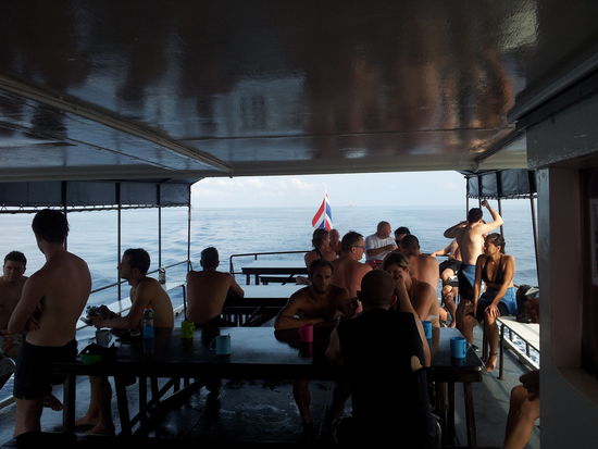 Unser Boot... mit frischen Anannas,Melonen, Cafe usw. Es wurde auch ein Video gedreht, natürlich auch unter Wasser! War zwar teuer aber so wissts ihr daheimgebliebenen dann auch wie das Tauchen hier so war...