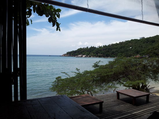 Hier hab ich das erste mal was westliches gegessen: Cheesbuger mit Pommes, denkt jetzt nicht a McD, war mit frischem Gemüse und wirklich sehr gut! Dazu der Ausblick auf Chalok Baan Kao, südwestlicher Strand mit Blick auf Koh Pangan (hier jetzt nicht zu sehen). Dort werd ich auch ab morgen sein.