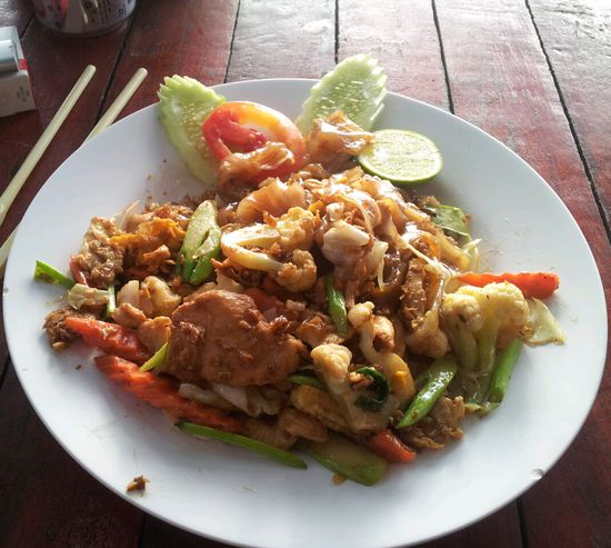 Nudeln mit Hühnerfleisch und viel Gemüse. Die Nudeln sind hier so üblich: fast durchsichtig, unförmig, sehr lang und breit, schmeckt auch anders. Kost ca. 2,30 Euro, was für Thailand teuer ist.  In Bangkok hab ich schon bei einer Garküche um 1,15 was besseres bekommen...