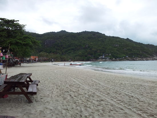 Hinten links im Dschungel hab ich ein billiges Zimmer gefunden, ohne A/C usw. Die Bungalows sind alle jetzt schon voll oder reserviert. 
Do. is FullMoonParty