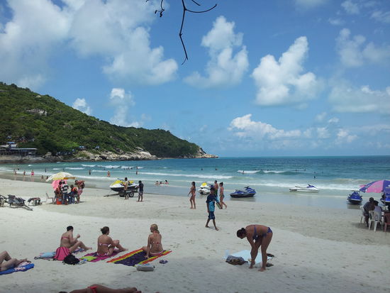 So, wollte Koh Phan Nagan schon verfluchen..., extrem schwül im Zimmer, und Technobeats bis weit nach 3:45 a.m. Der Geko oder was das in meinem Zimmer war, war ja noch süß, die Mosquitos ,die sich auf meinem Rücken verewigt haben, nicht so. Hab jetzt das Hotel gewechselt und das Wetter is auch jetzt so wie es sein soll. Bin jetzt nahe Had Rin Noi (Sunset Beach), mit Blickweite zum Meer & Koh Samui. Was so ein vernünftiger Bungalow alles ausmachen kann... War am Hat Rin Nok (Sunrise Beach), hier sind auch richtige Wellen, weil an der Ostküste gelegen. Das ist so wie's sein soll... Relativ sauberer Strand, warmes Wasser, ein weitläufiger, breiter Strand, ohne Kiesel, im Gegensatz zu Koh Tao oder hier auf Koh Phan Nagan am Hat Rin Nai. Die anderen Urlauber bestehen quasi nur aus Israelis und Schweden, alle anderen sind nur Randerscheinungen. Koh Tao war mehr gemischt, die Mehrheit waren eher Engländer. Is aber voll ok - fall's sich wer fragt wo unsere Schwalben abgeblieben sind....die dachten sich wohl auch "pfeif' auf's Wetter in Europa - fliegma' noch T-Heiland!"... Am Rande erwähnt, quasi alle weiblichen Thais die ich hier sehe,egal wie alt, laufen den halben Tag mit weiß-blasser Whitenigh-Creme im Gesicht durch die Gegend. Und unsereins schmort immer in der Sonne oder Solaruim.... Was ich auch jetzt sagen kann, man braucht nach einem Ortswechsel immer mind. einen Tag um sich einzugewöhnen. Klingt komisch , iss aber so. Und die Grillen, oder was immer zu zu hunderten in den Bäumen die Zirplaute von sich geben, fangen wie auf Kommando alle zur gleichen Zeit an, nur um minuten später wieder kollektivstill zu sein!