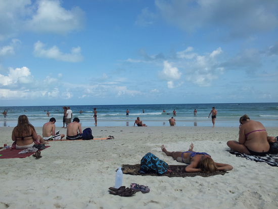 Die 2 vollschlanken Damen links u rechts miasts eich wegdenga...