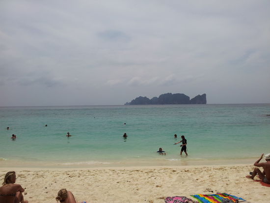 Long Beach, 30 min. Fußmarsch von meinem nördlichen Strandabschnitt. Hier ist das Wasser gut geeignet zum Schnorcheln. Ebbe u Flut sind hier kein Problem. Im Hintergrund Koh Phi Phi Lay, dort wo die Maya-Bay liegt "The Beach".
Mal kurz rüberschwimmen? Kommt so im Film vor....