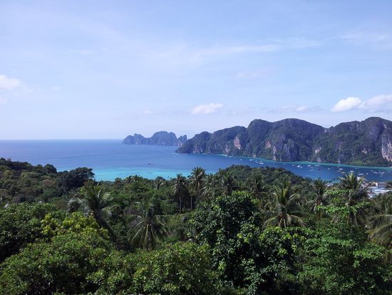 Phi Phi Le im Hintergrund