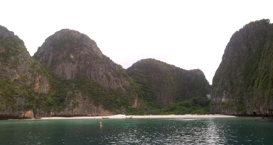 The Beach - Maya Bay
Die gesetzten Palmen und der aufgeschütette Sand sind noch dem Filmset zu 'verdanken'.
Hier noch spät aber doch Bilder zur (wenn menschenleer) malerischen Maya Bay: