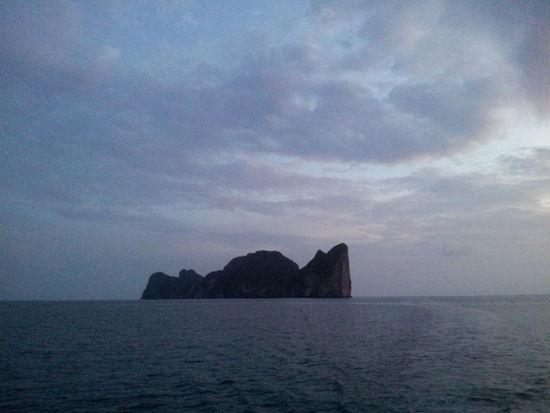 Morgen gehts nach Krabi, letzte Nacht in Thailand, Tag darauf Flug Krabi Bangkok, weil ich setz mich sicha nimma 10 Stunden oder mehr in einen Bus quer durch Thailand... Dann Flug nach Dubai, eine Nacht dort, tags darauf Flug retour nach Wien.