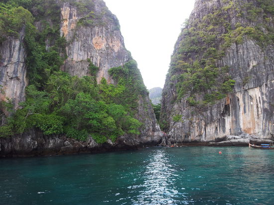 Von dieser Stelle im Osten der Insel kann man zur Maya Bay marschieren, die im Westen liegt...