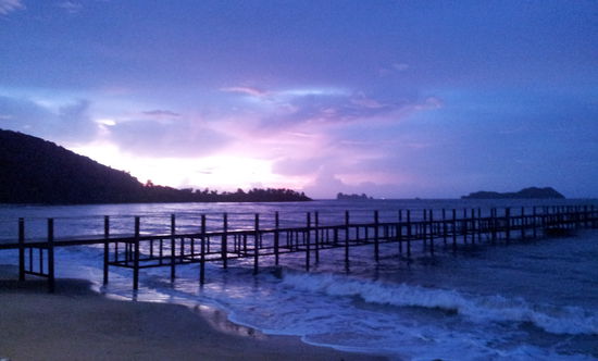 Nach einer Busreise mit siebeneinhalb Stunden und einer Klimaanlage, die laut, eiskalt und noch ordentlich Zugluft produziert hat, sitz ma jetz bei an, zwa Leo Bier und warten wärend des Sonnenaufgangs auf des Bootal.