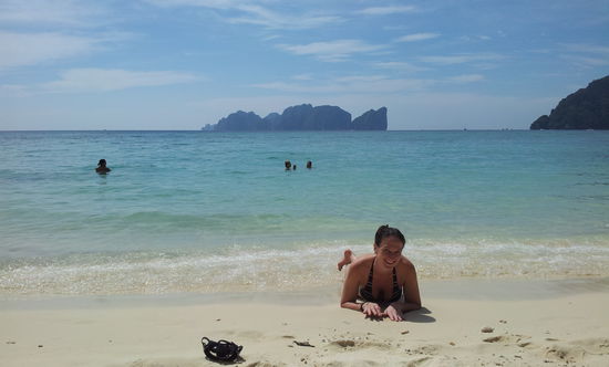 Steffi am Long Beach, im Hintergrund Phi Phi Ley. 
Toller Strand mit schönem Sand!