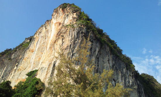 Direkt am West Beach, riesiger Berg/Fels...
