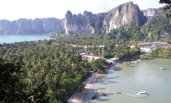 East &amp; West vom Viewpoint aus betrachtet, der Weg dorthin ist nur was für Sportliche! Erinnert stark an PhiPhi!