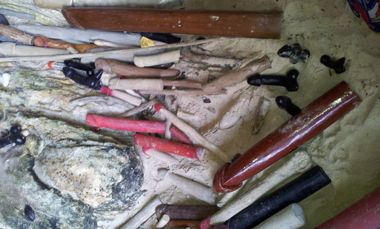 Der etwas andere Opferschrein, in einer Höhle am Südstrand, Erklärung unten...