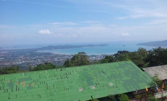 Blick an die Ostküste runter vom Big Buddha,  die aber nur von der Weite gut aussieht.Badespaß gibts nur an der Westküste.
