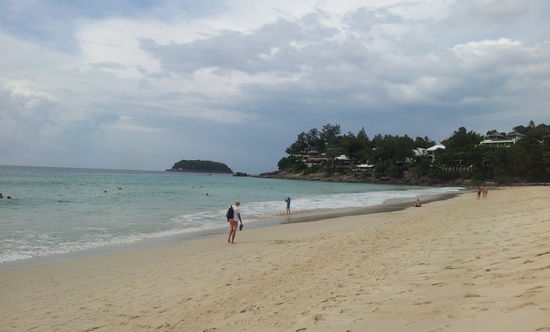 Die südlichste Bucht der 3 Hat Kata Strände, erfreulich wenig los, Wakeboarden um stolze 1000 THB.
