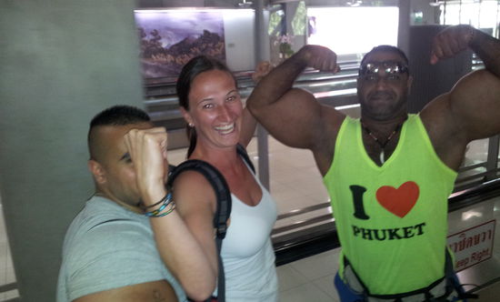 Diesen netten Schwarzenegger-Verschnitt konnte man am Airport bewundern.
Man beachte den Oberarmdurchmesser...