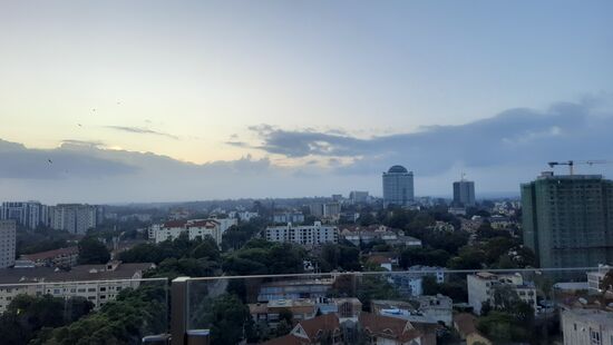 Ausblick auf Nairobi von der Dachterrrasse der Bar im Hotelgebäude Ibis Styles Nairobi Westlands (https://www.ibisstylesnairobi.com/bars/#sky-bar)