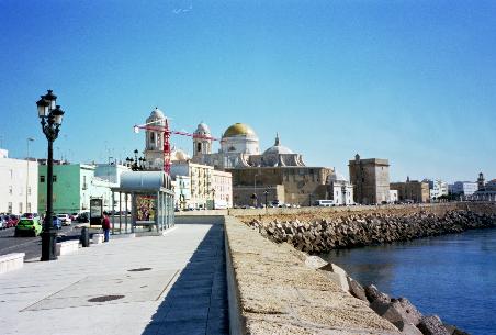 An der Strandpromenade nahe der Kathedrale von Cadiz