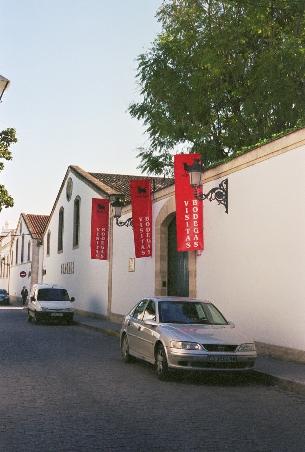 Vor der Sherry-Bodega "Osbourne" in El puerto de la Santa Maria