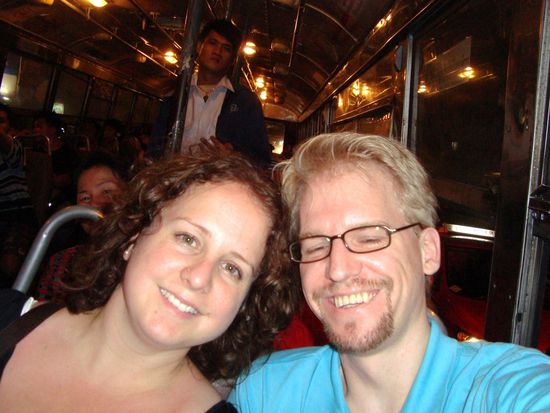 Nächtliche Heimfahrt mit dem öffentlichen Bus - nicht mehr ganz nüchtern 