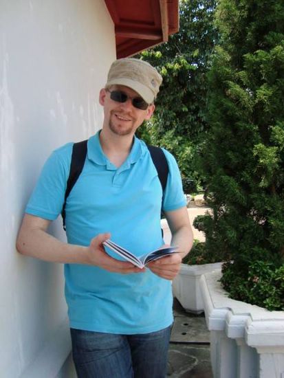 Eddie studiert fleißig den Reiseführer und plant....