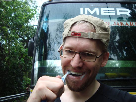 Aus 10 werden 15 Stunden Busfahrt - da muss man dann doch mal Zähne putzen 