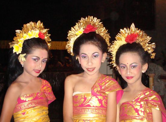 Etwas Kultur und gutes, zu teures Essen müssen nun sein! 
Drei junge Tänzerinnen, die in der Show mitmachen