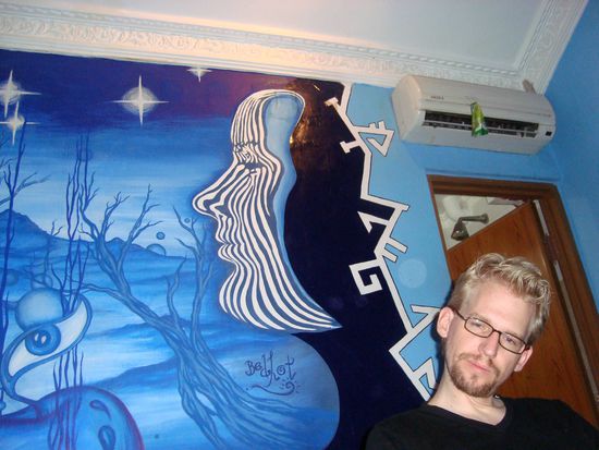 Wir nehmen uns in Jogja ein cooles Graffiti-Zimmer ohne zu wissen, was hier noch so lebt :-/