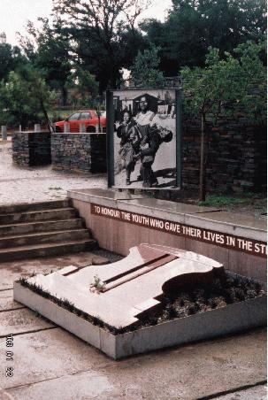 Das Denkmal für Hector Petersen: "Zur Ehrung der Jugendlichen, die ihr Leben auf der Straße gaben".