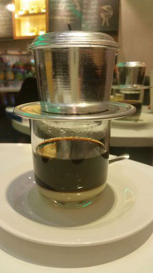 Ca phe fhin - übersetzt sozusagen Kaffeegeschirr oder Kaffeefilter.