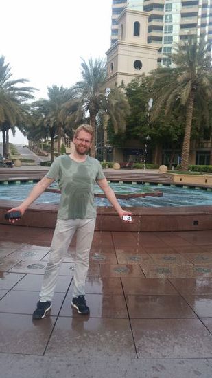 Das Spiel mit dem Springbrunnen 
Einmal durchrennen, während einzelne Fontänen zu unterschiedlichen Zeiten aktiv sind!
Lustig und erfrischend bei 42 °C!