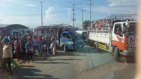 Feldfrauen nach Feierabend auf dem Weg nach Hause.