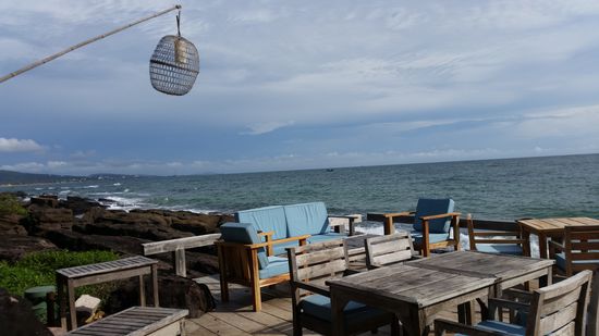 Etwas bewölkt,  aber das Restaurant unglaublich nah an der Brandung!