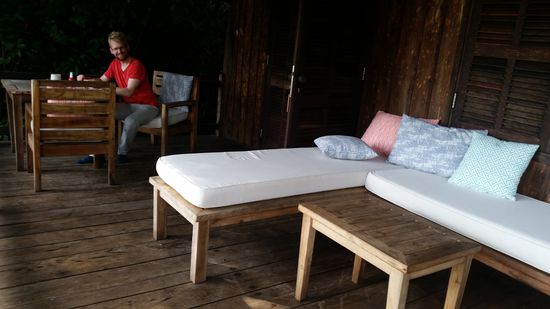 Unsere Terrasse für die nächsten drei Tage mit chill-out Lounge - natürlich mit Blick auf's Meer 