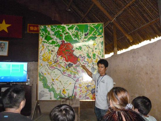 Tam von "Les Rives" erklärt wichtige Details über die Cu Chi Tunnel