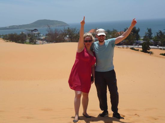 Rote Sanddünen; manche Asiaten rutschen hier mit einer Art Schlitten runter. Die wissen gar nicht, was wir alles mit Schnee machen 