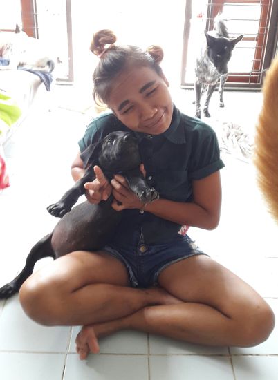 "Am" - sie ist als Angestellte hauptsächlich für den Haushalt zuständig.