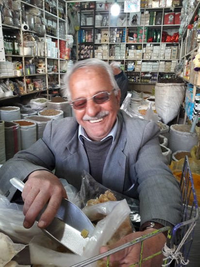 Dieser nette ältere Herr hat mir Gewürze verkauft und war ganz angetan von meinem Versuch, den Preis neu zu verhandeln 