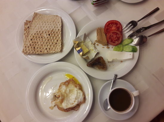 Typisches Frühstück im Iran: Brot, (Ei - ok vielleicht nicht sooo typisch?), Halva, Käse und Gemüse!