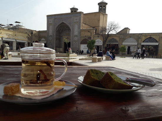 Kardamon-Tee mit Spinatkuchen vor der pinken Moschee