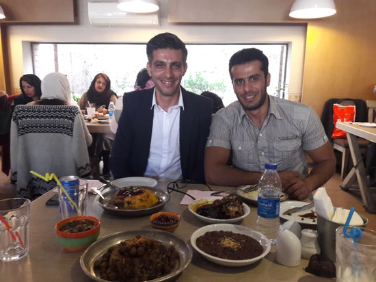 Hühnchen in Walnuss-Granatapfel-Sosse, Reis in verschiedenen Varianten und so etwas ähnliches wie Gulasch. Dazu Salat und Kirschen in Essig eingelegt. Hmmmhhh!!