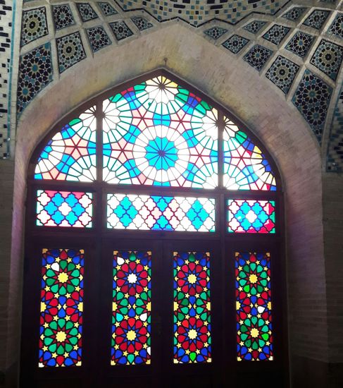 Fenster mit verschiedenen Farbgläsern in der pinken Moschee