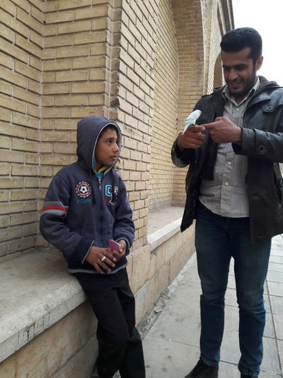 Der kleine Junge, sein Wellensittich und mein Fahrer Mohammed