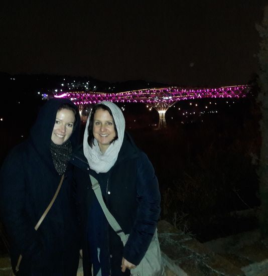 Ulrike und ich im Park mit der Tabiat-Brücke im Hingergrund