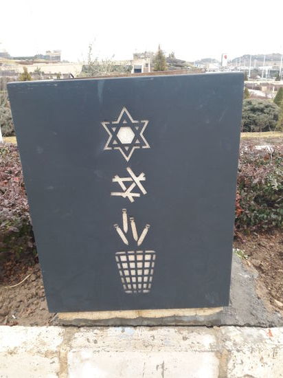 Hmm.... das zweite Zeichen sagt mir nix.... alles andere ist Erklärung genug und ich muss schon kurz schlucken.....